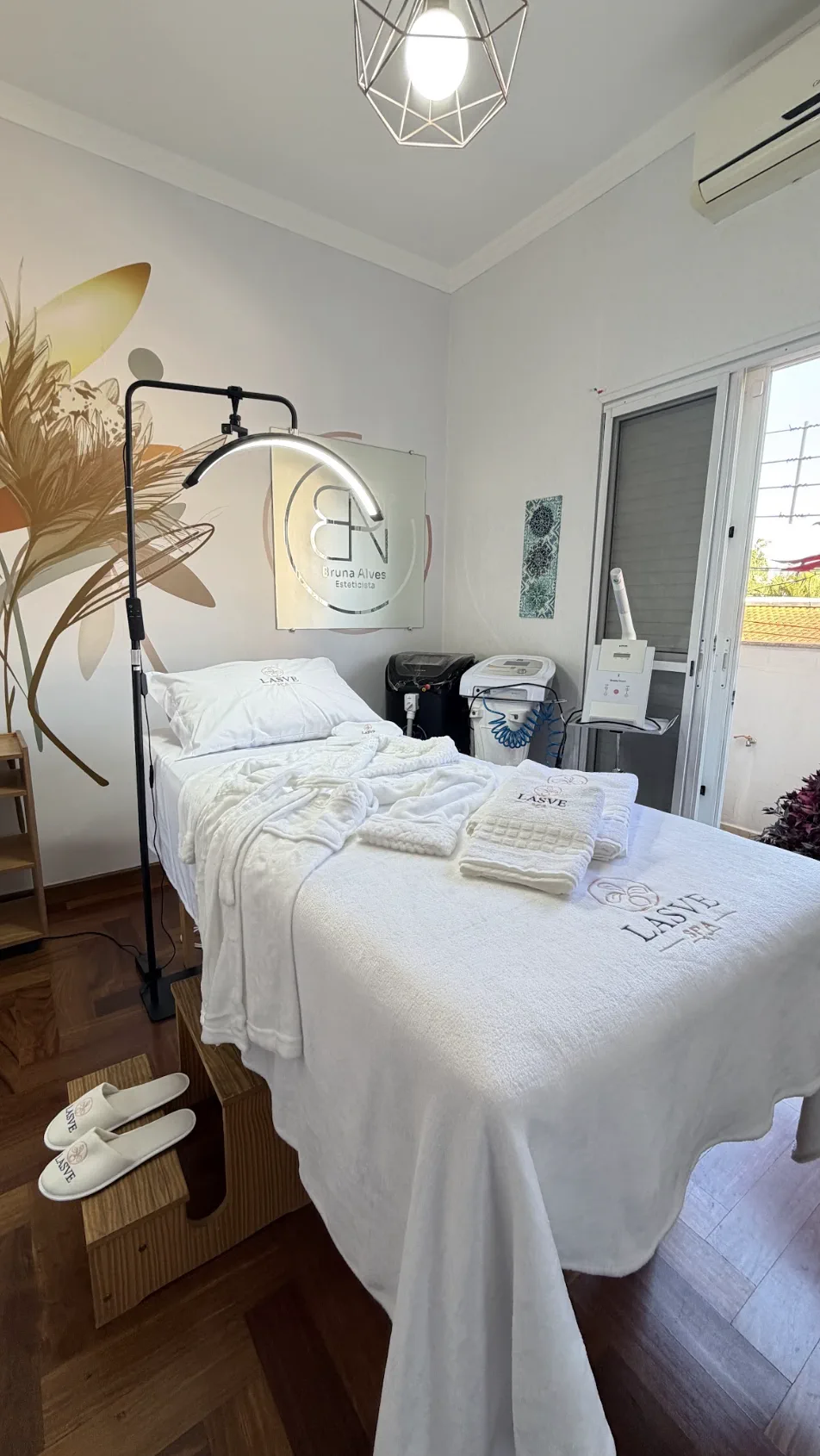 Sala de atendimento da LASVE preparada com maca, enxoval e equipamentos de estética