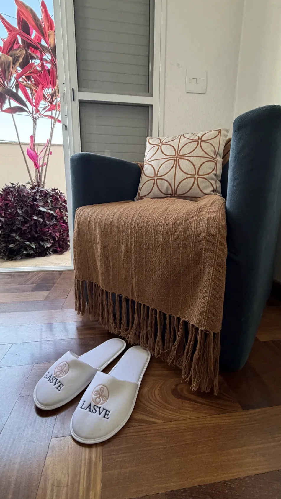 Poltrona de acolhimento e chinelos personalizados da LASVE