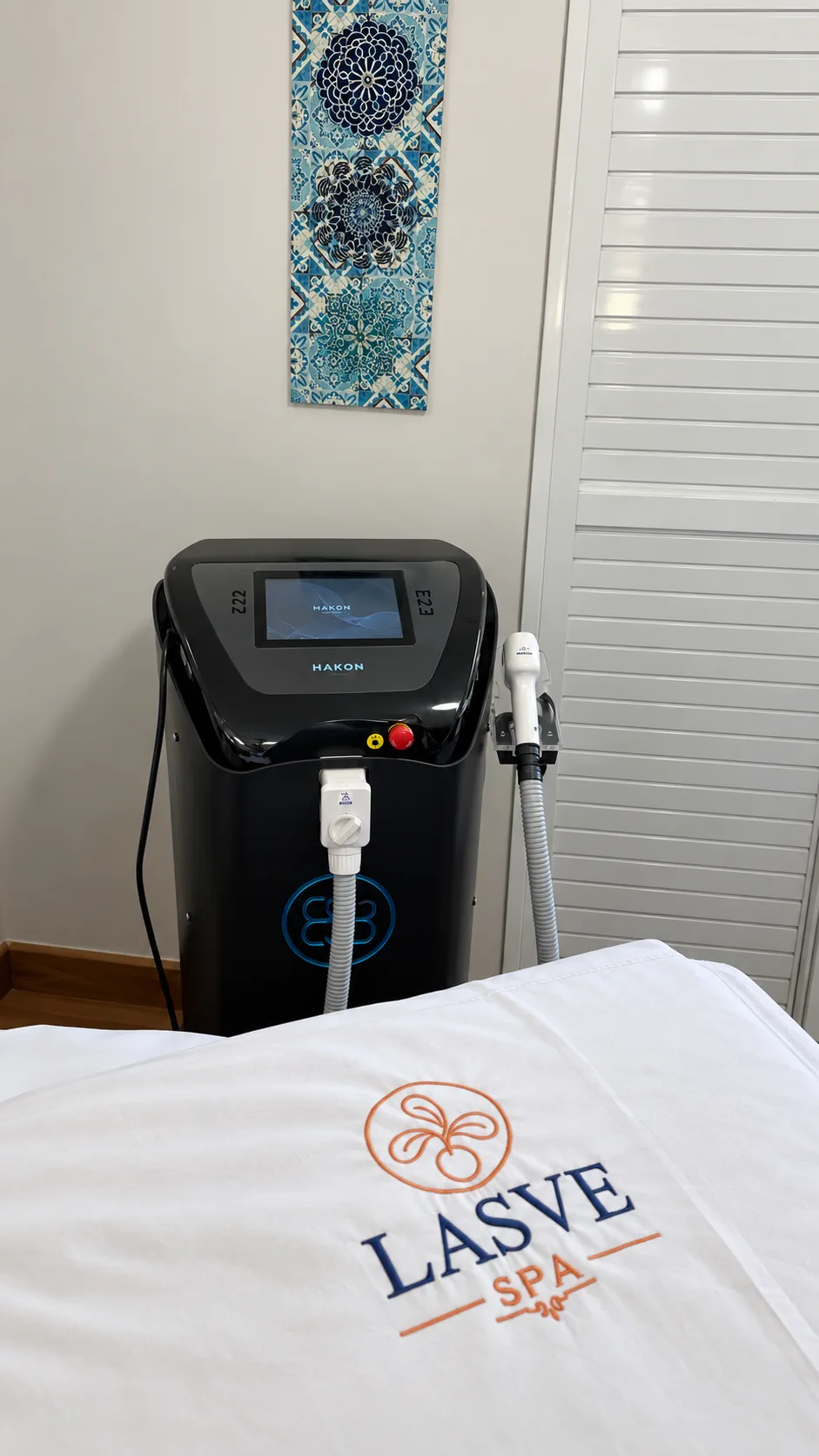 Equipamento de depilação a laser da LASVE ao lado da maca preparada para o atendimento